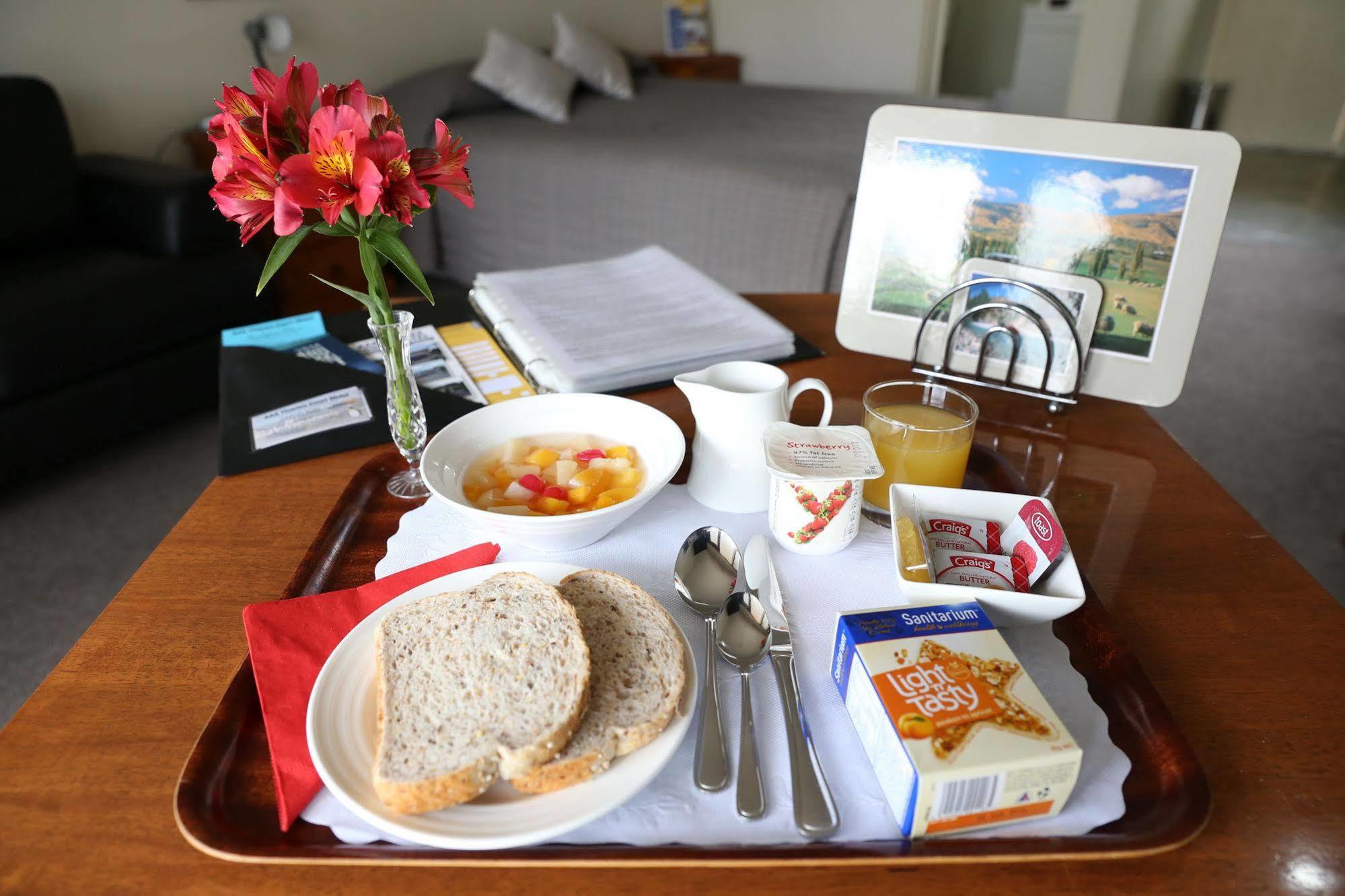 Aaa Thames Court Motel Oamaru Bagian luar foto