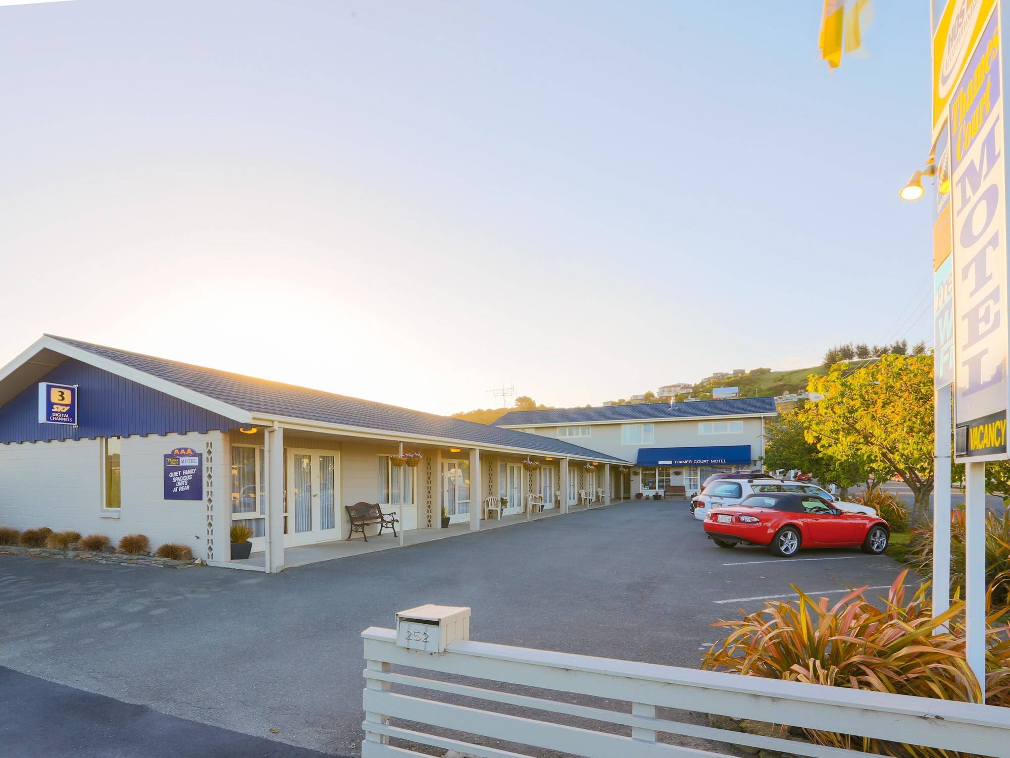 Aaa Thames Court Motel Oamaru Bagian luar foto